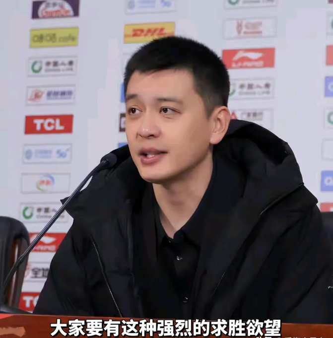 杨明与杜锋人品对比，简直天差地别！广东队对阵辽宁队时，辽宁大比分落后，杨明却选择