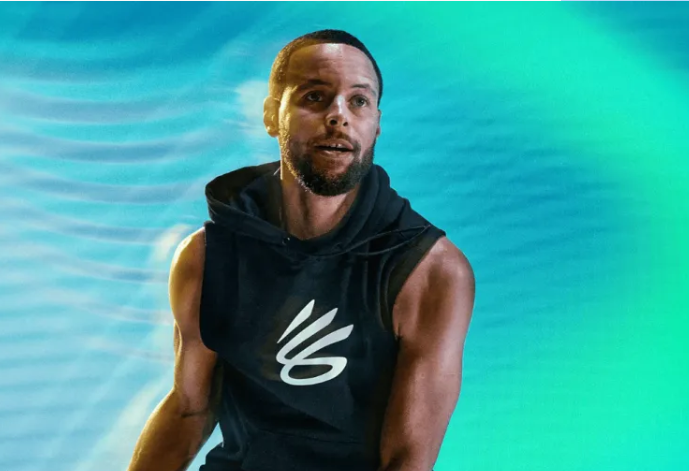 勇士后卫斯蒂芬-库里与安德玛正式分道扬镳，结束了双方长期的合作关系。
随后库里对