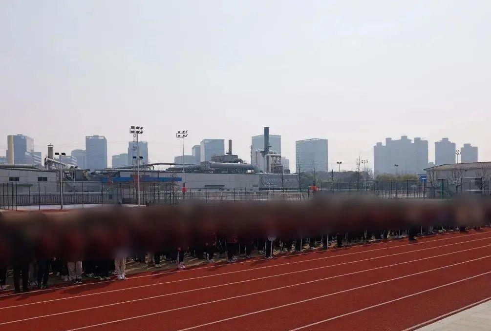 浙江一小学多名学生，一年内多次出现流鼻血等异常情况，家长怀疑与紧邻学校的一家工厂