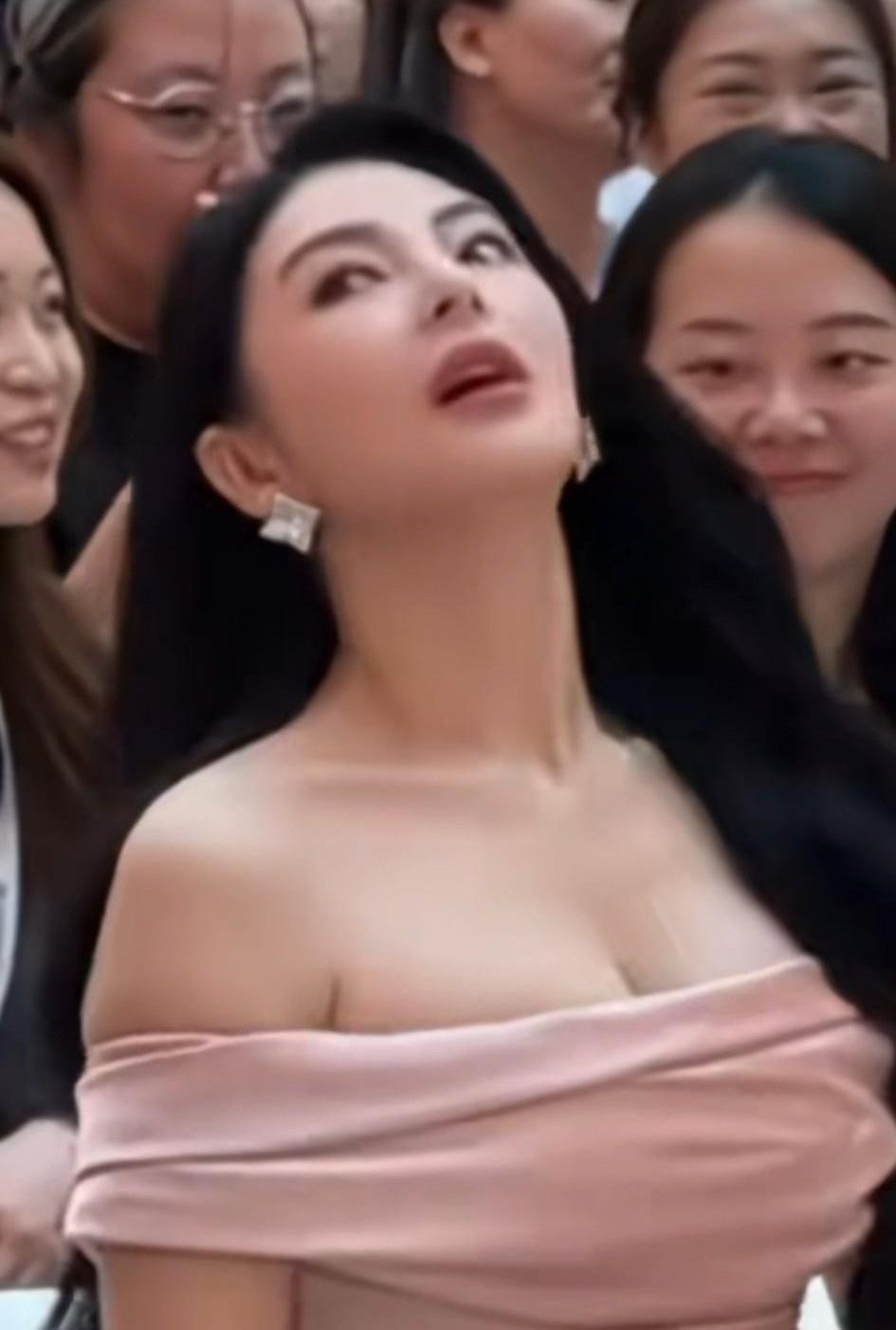 张雨绮的衣服又成了话题，总有人说她穿得太露。
说白了，这根本不是露不露的问题。