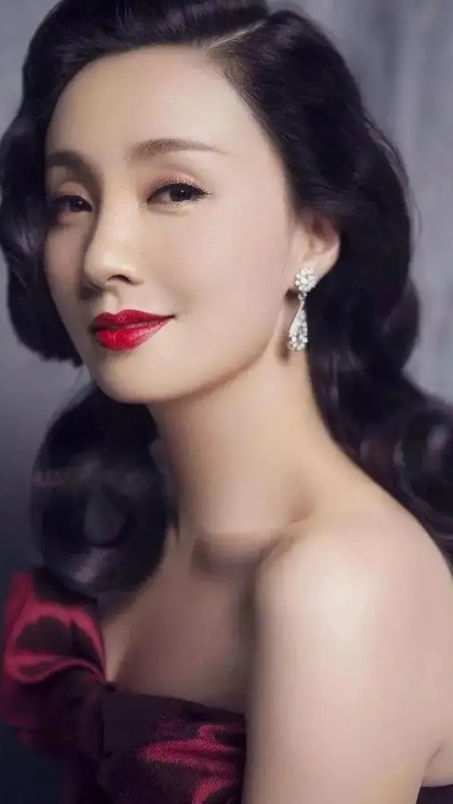 当年，陶虹花了很多积蓄，在北京四环买了一套房，父亲病危躺在床上，还给她凑钱。记者