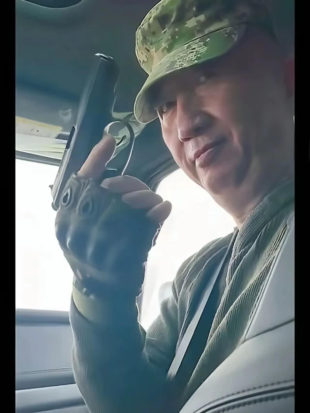 这个俄罗斯人自称为记者，那么问题来了，战场记者配枪是标配吗？如果不是，那么乌克兰