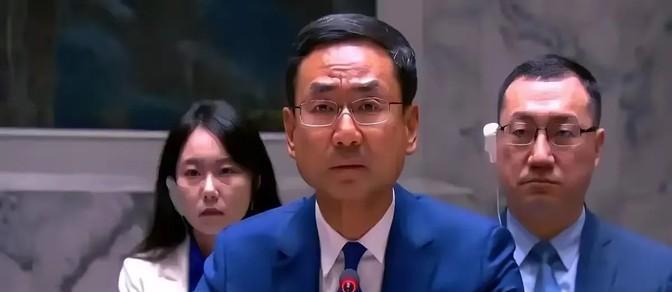 王颖童，坐在耿爽身后的女外交官。这位北外本硕连读95后学霸被称为中国驻联合国代表