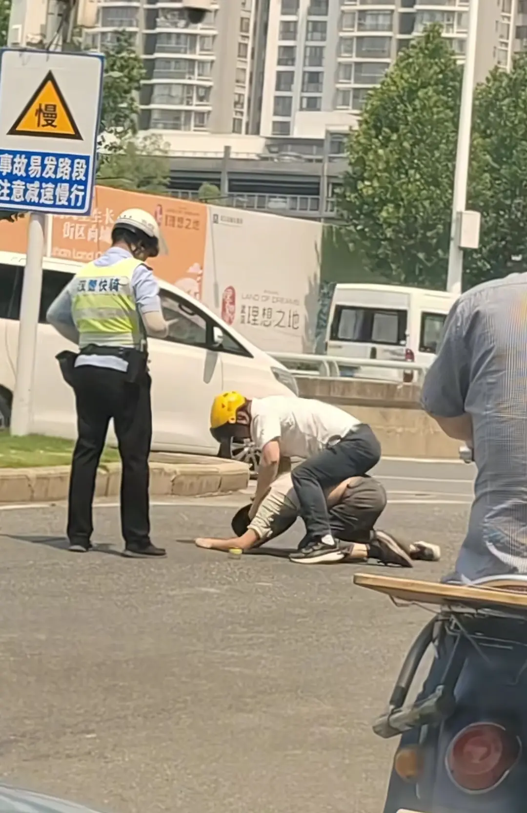 带黄帽子的有点狠啊！！！

