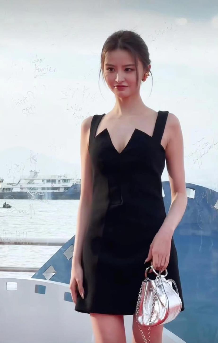 金子涵脸部凹陷引关注，过度减肥成主要诱因
金子涵脸部凹陷的问题，核心原因指向过度