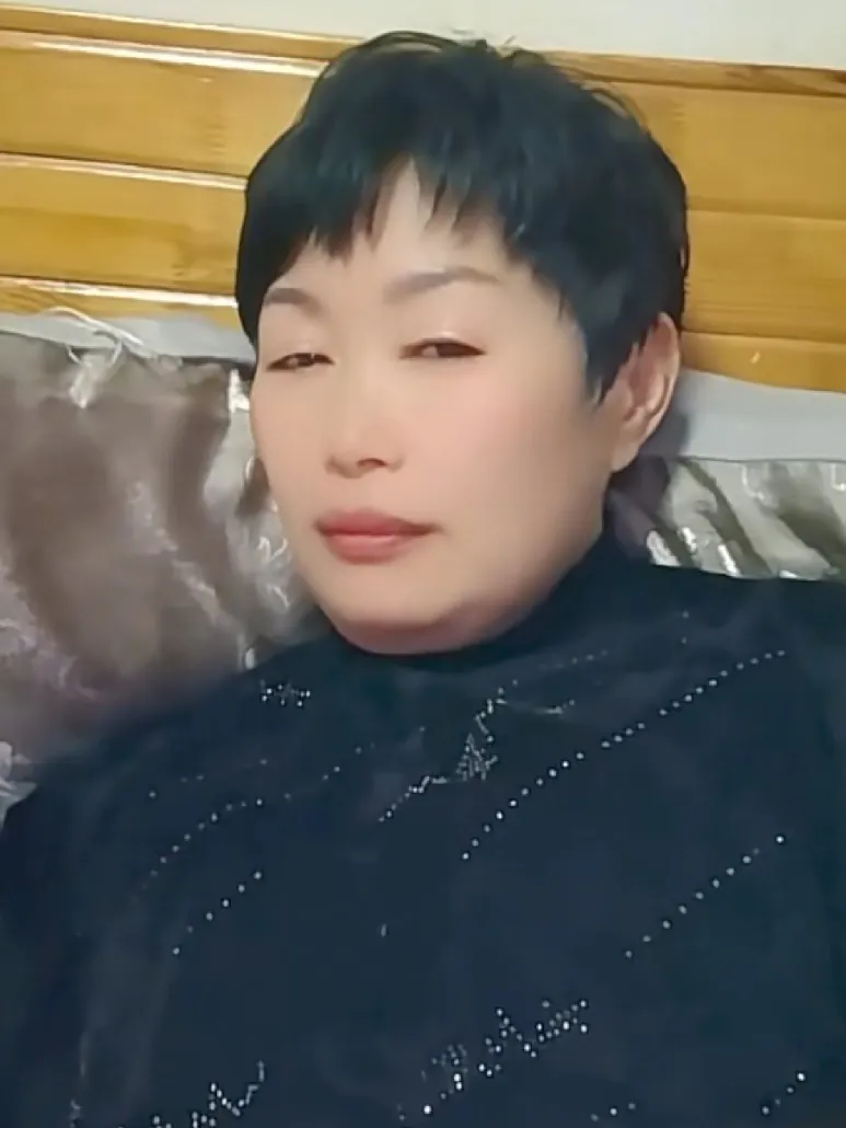 我闺蜜今年58岁，人长的比较好，并且还很聪明，就是没有退休工资，老公前几年去世了