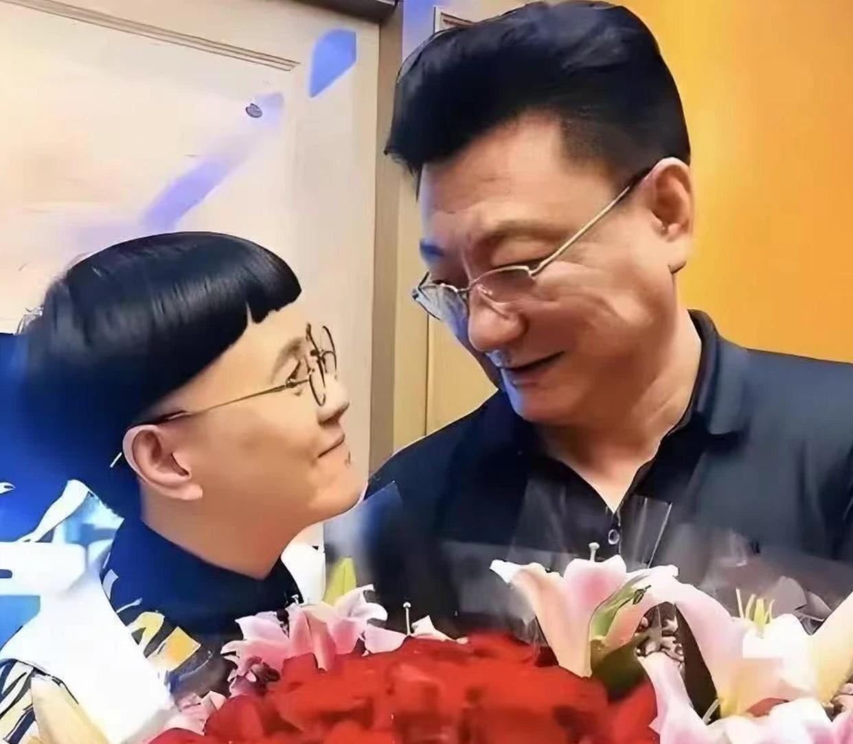 其实金龟子一直都忽略了一件事情，
那就是这次她和女儿上热搜，
并不是因为女儿怒怼