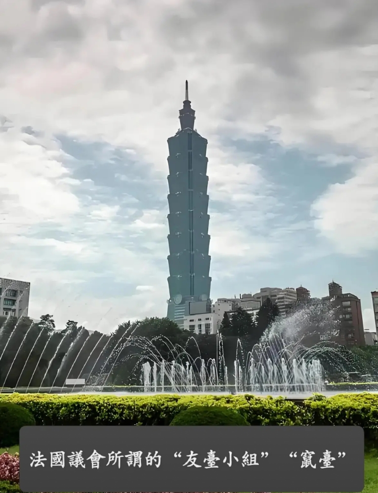 法国马克龙政府不愧是一只“变色龙”，在对待中国的问题上，说“朝三暮四”有点过分，