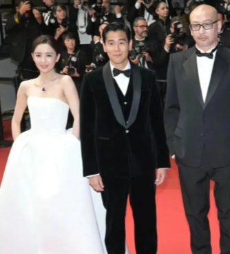 彭于晏怎么都成小老头了？抬头纹那么明显，脸上还两条深深的法令纹，皮肤也黯淡无光。
