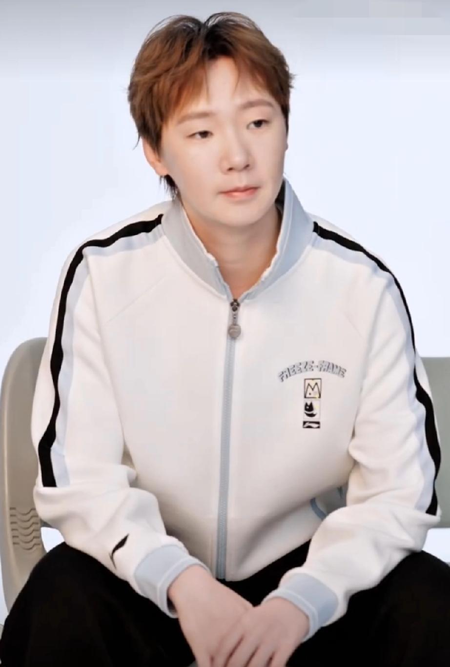王曼昱李宁最新款秋季运动服套装拍摄现场。今天依旧是时髦精造型和pose都已经游刃