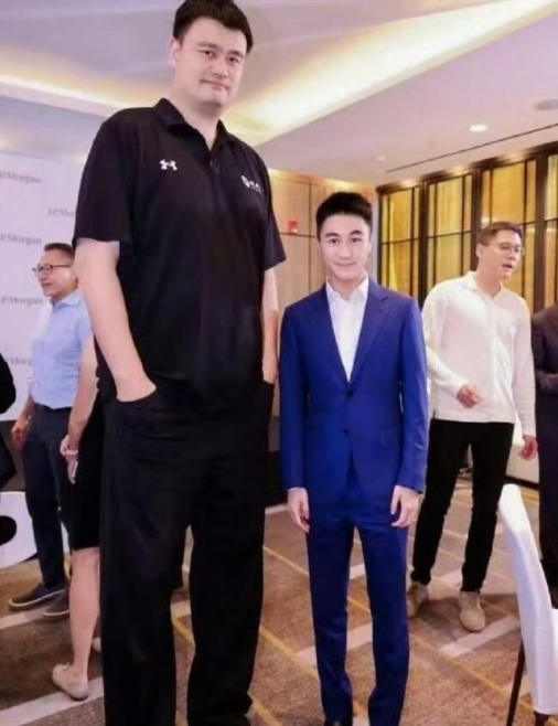 何猷君，姚明真的就是最萌身高差呀。