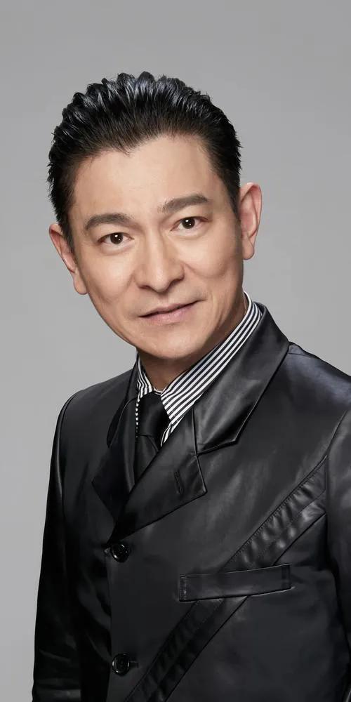 刘德华状态超绝身着白衣红毯送荔枝
近日，刘德华亮相某活动红毯，身着白色西装帅气非