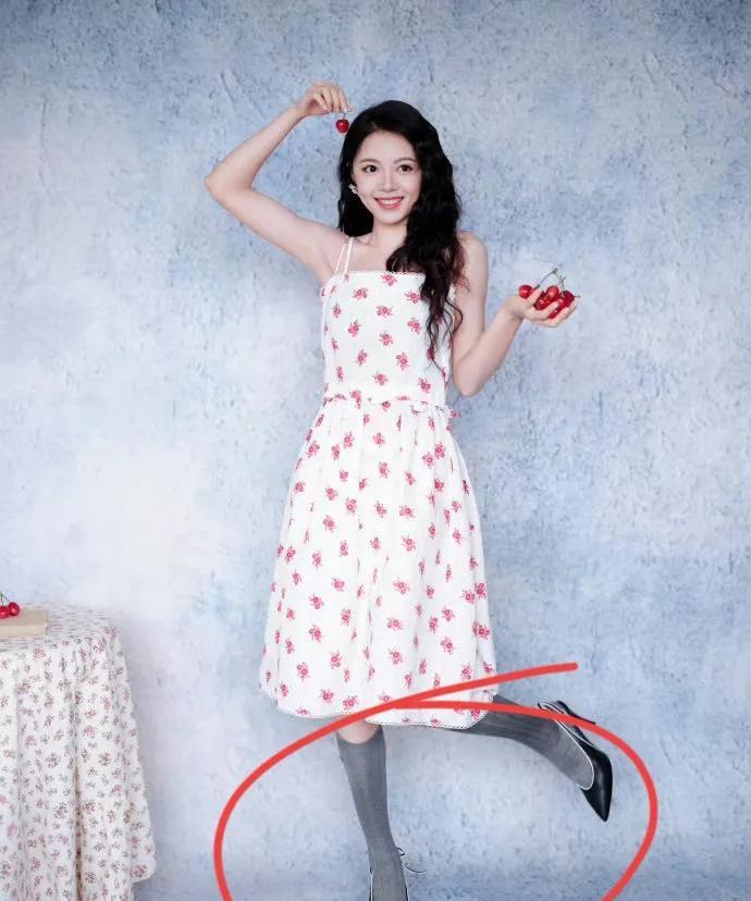 赵今麦被工作室做局了
 赵今麦不容易啊，
这身衣服全靠妹妹的颜值在撑着，谁想的配