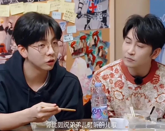 胡夏与邓佳鑫聊起儿时听歌差异，却意外被身边男生“补刀”：“弟弟儿时听的歌就是你的