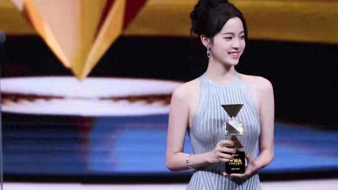 欧阳娜娜穿衣服被夸成熟