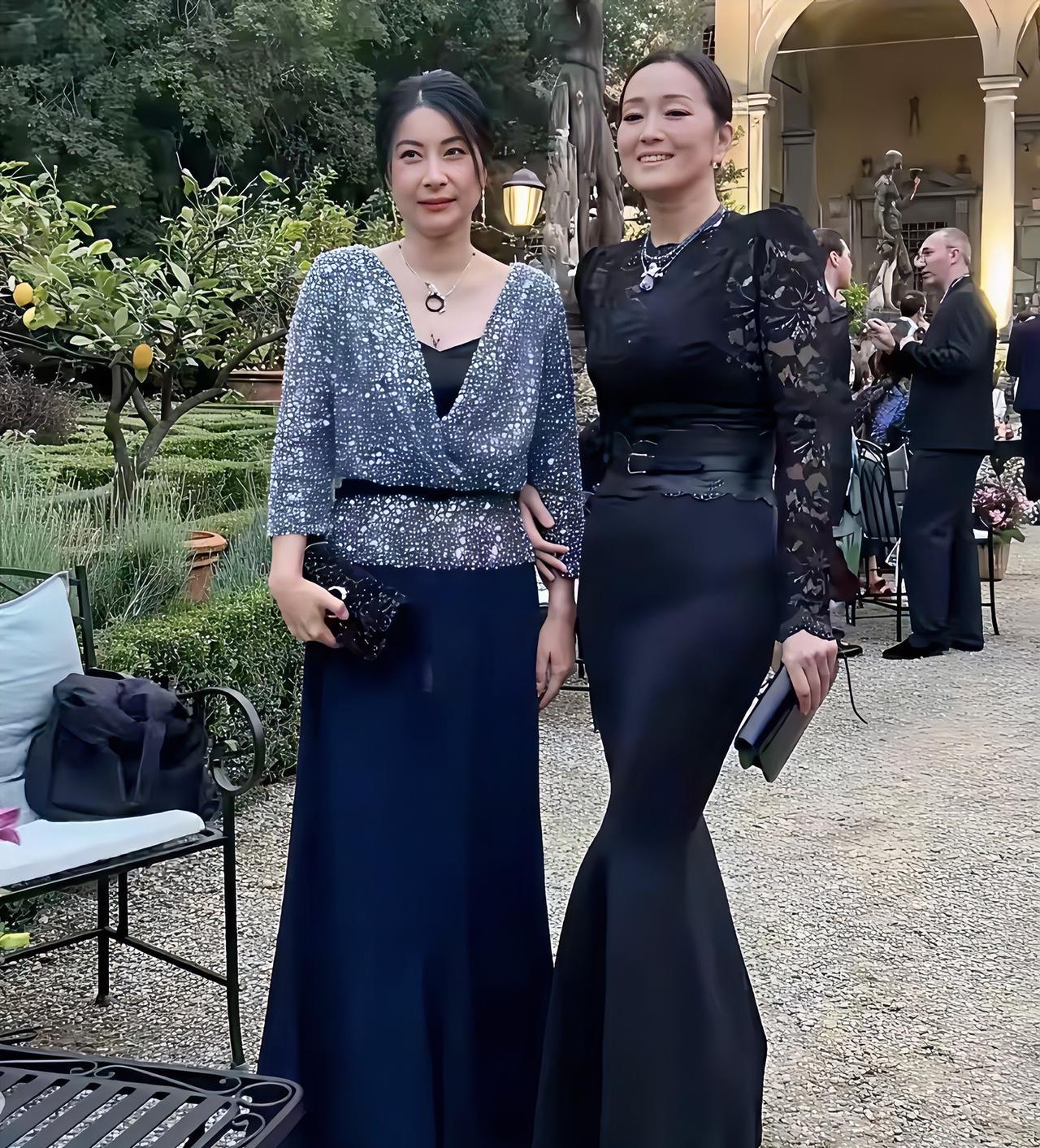 郭晶晶与巩俐昔日合影，两人在意大利活动上相遇，相谈甚欢，有种他乡遇故知的感觉，特