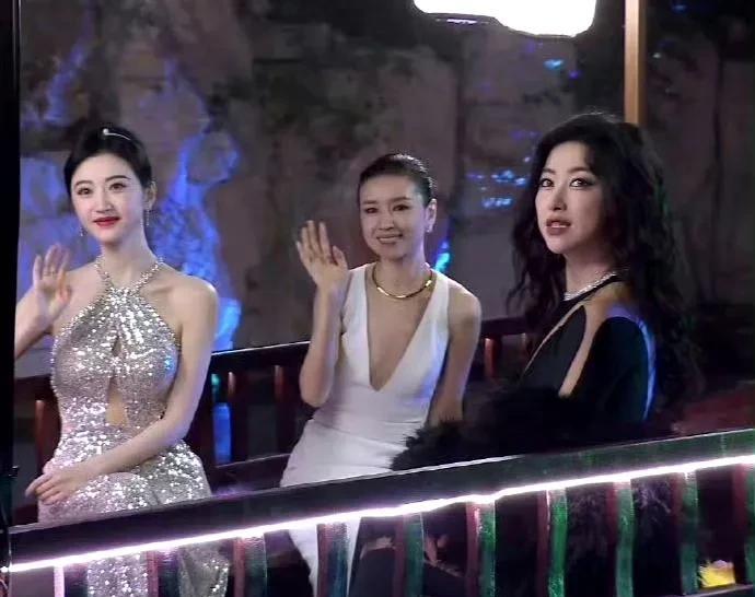 董洁、景甜和朱珠三大美人泛舟江上，但三人同框对比确实引发了关于肤色、妆造与气质的