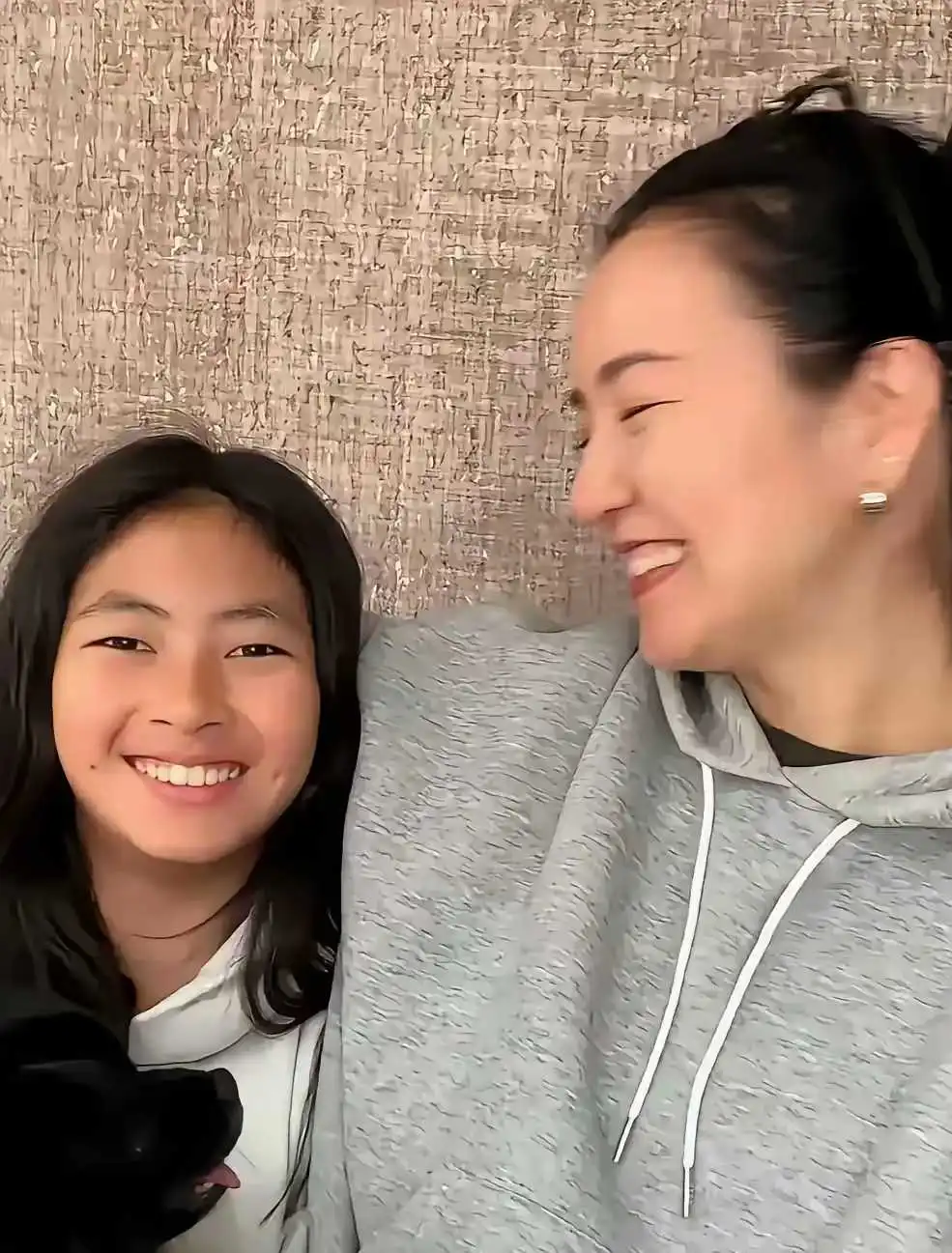 阿雅的女儿，继承了藏族的独特魅力，长相十分具有藏族特色，灵气十足。她的眼神中透露