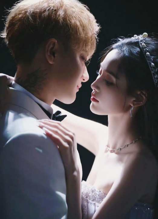 徐艺洋还是挺幸福的！娱乐圈的女明星们应该都会羡慕她吧。

黄子韬又年轻又帅气，还