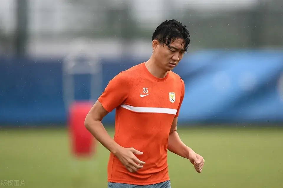 前国脚戴琳表示，从这件事就可以看出他的实力还是非常不错的。他和杜威在上海申花队和