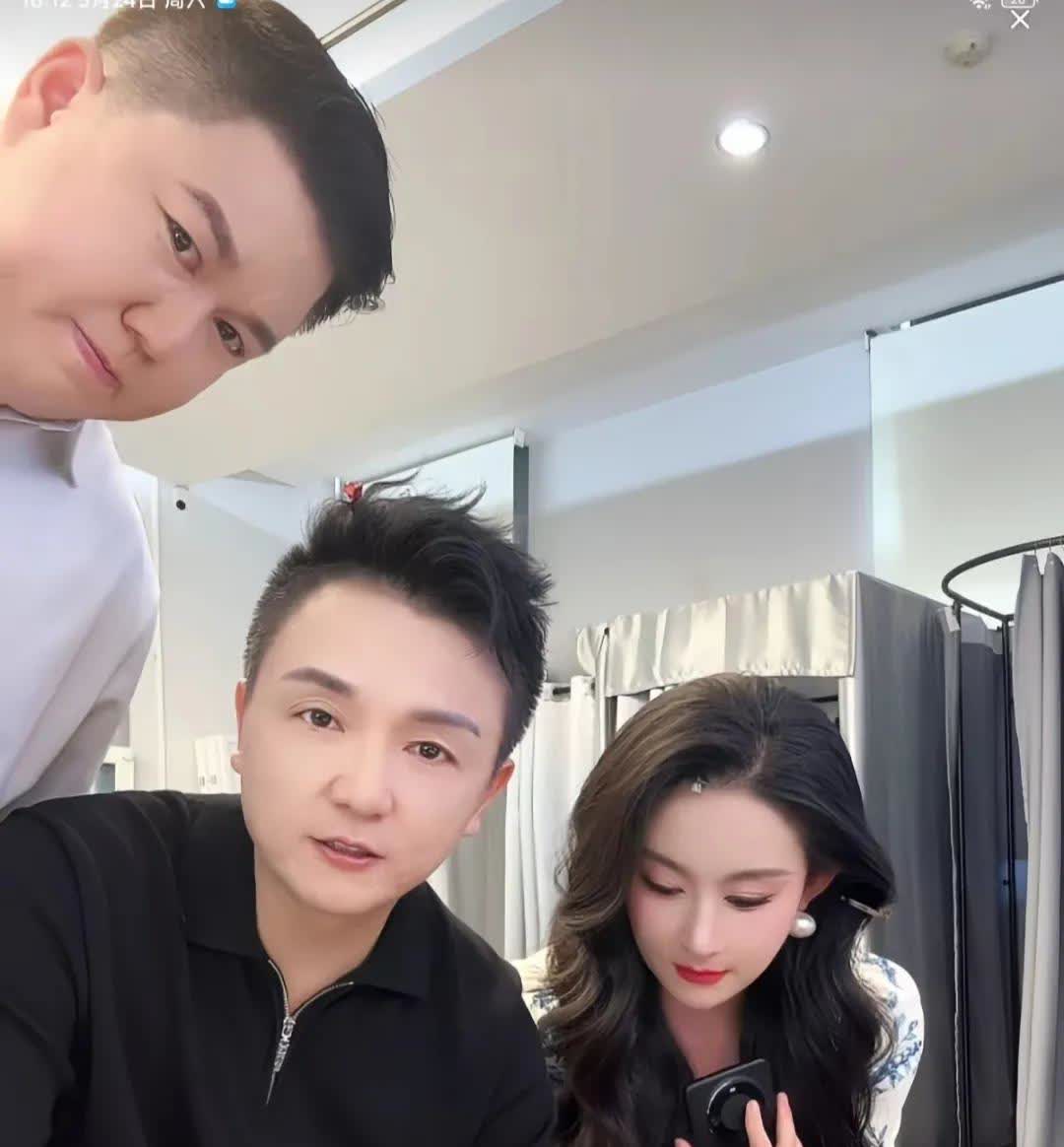 九哥去北京参加海南卫视节目录制了。他那新发型很显年轻，整个人看着灵动不少。
他