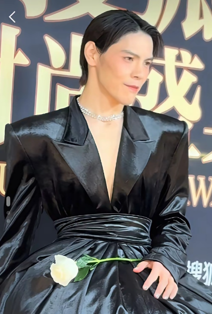 向太沉默了
郭碧婷也一声不吭的
真是猜不透，向佐居然在搜狐盛典上穿起了十公分的高