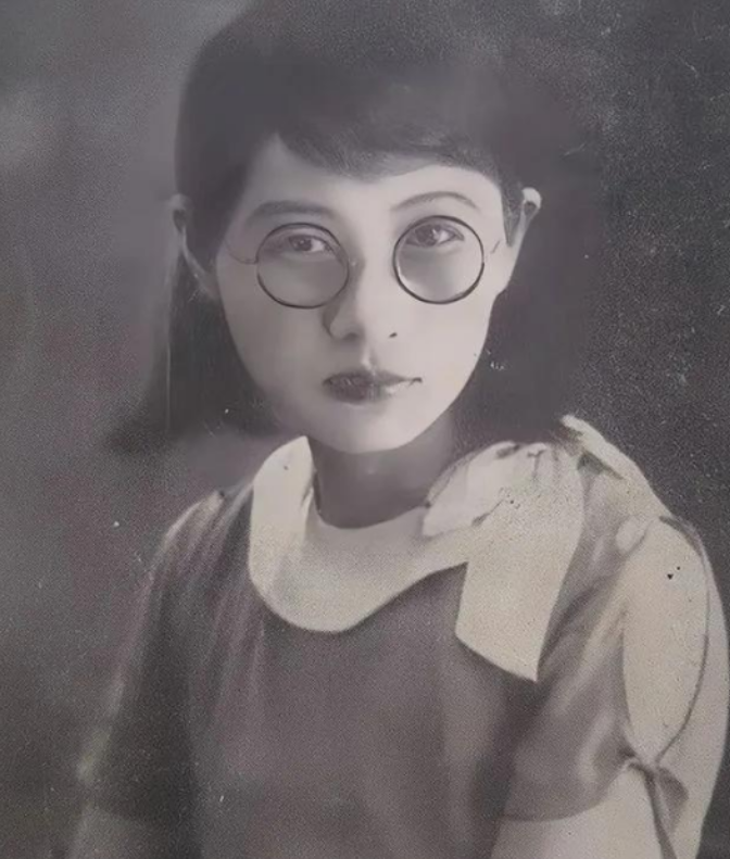 1909年，16岁的白薇与婆婆发生争执，丈夫竟然抄起板凳砸向她的背，婆婆见她倒下