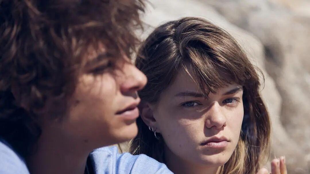 当全家都在失忆时，那个被遗忘的女孩选择成为“记忆的导演”