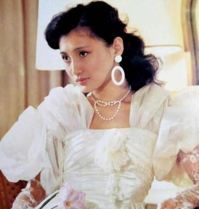 1981年，16岁的绝世美女林芳兵行走在街头，一男子趁其不备，手拿玻璃渣对着她的