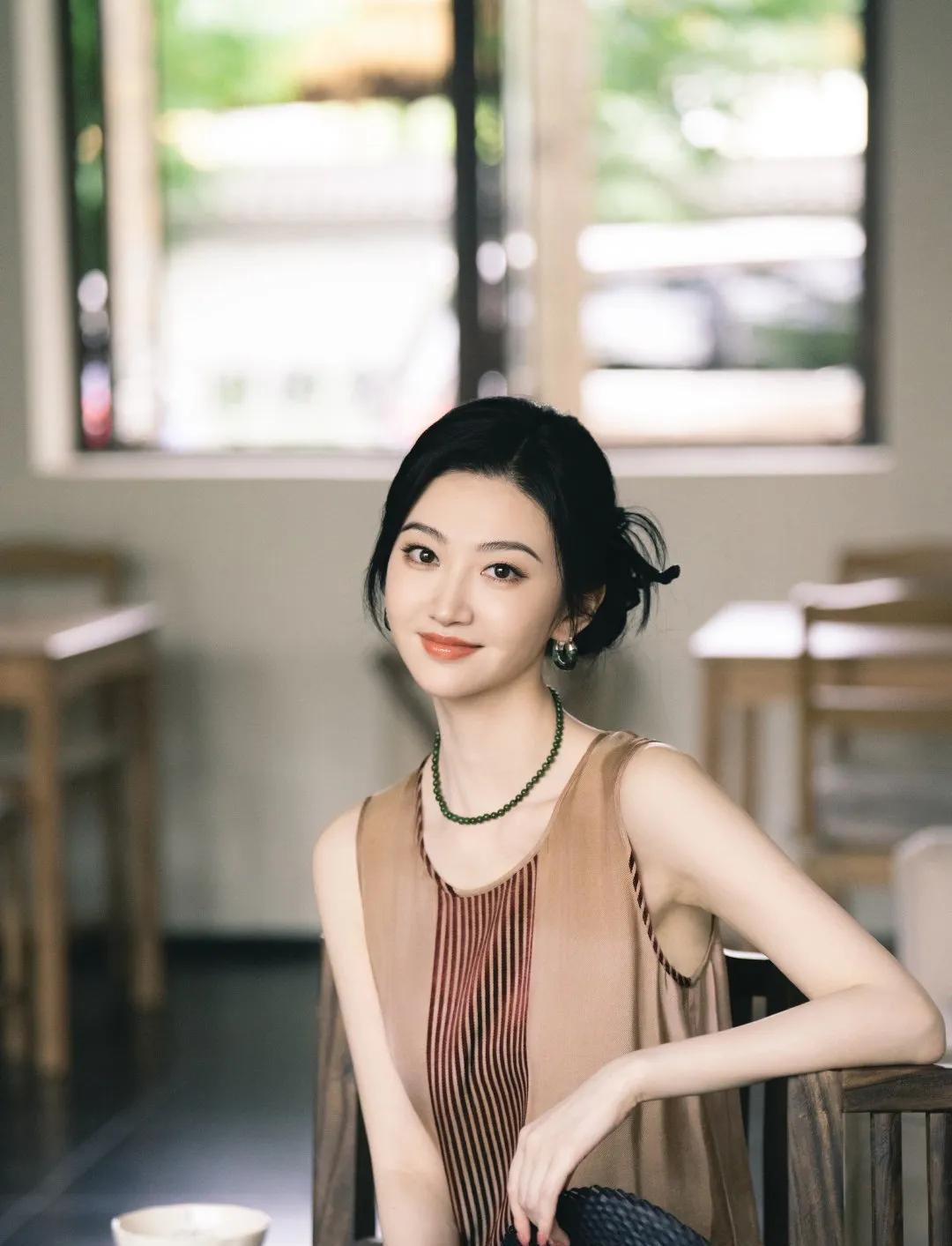 景甜白的发光，美的耀眼[爱慕]