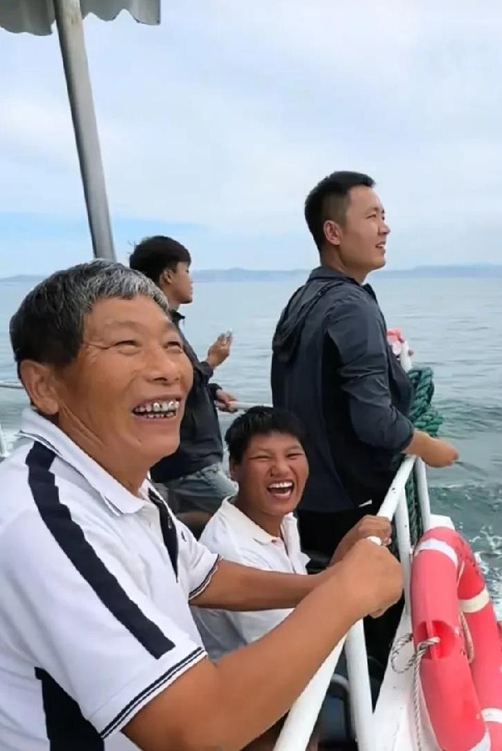 妮娃这次出来可玩高兴了。
老表这次带妮娃出来，妮娃玩好了也吃好了。出门有专人给妮