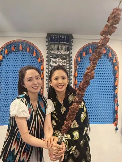 佟丽娅和董璇贴脸拍美照，才发现姐俩已经长得不像了……

佟丽娅是新疆人，对当地还