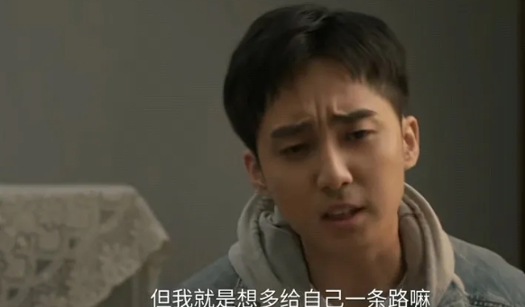 《六姊妹》看完何家丽对何向东的态度，就知道刘美心为啥拿何家喜没有办法啦。

同样