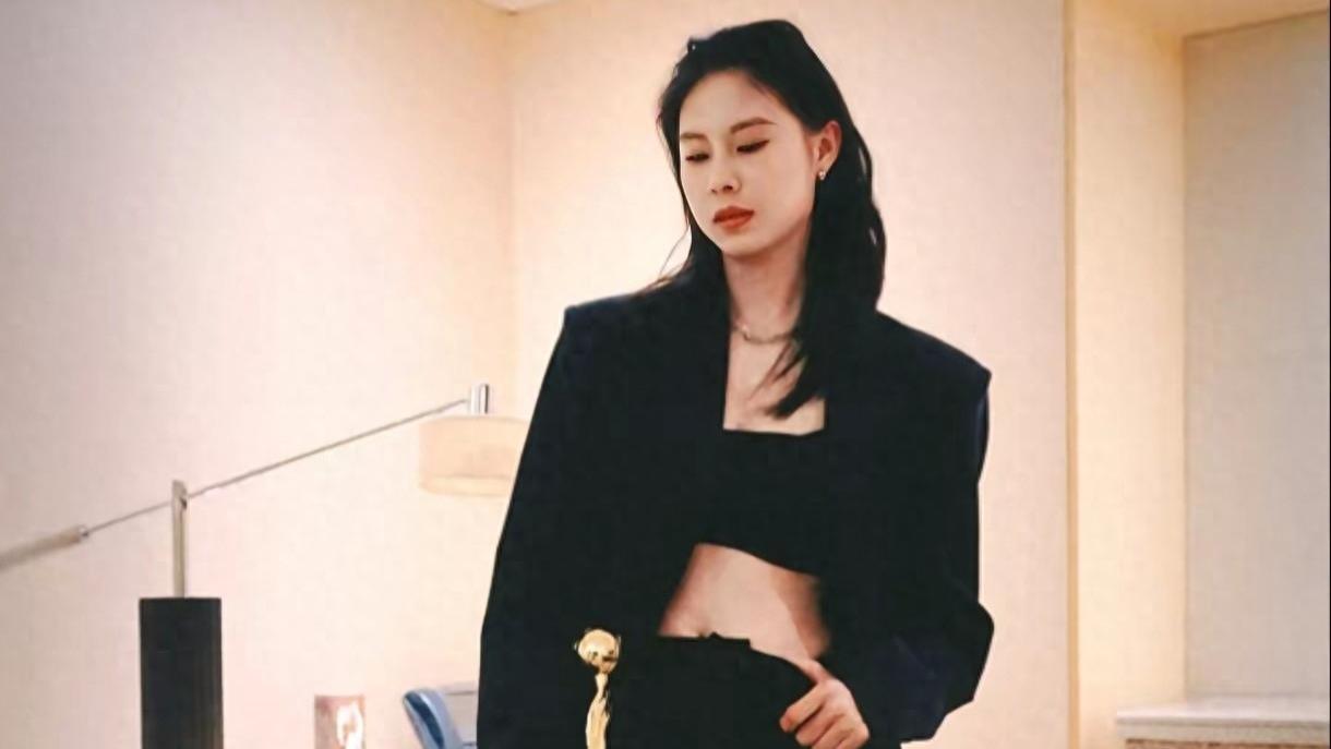 不愧是女篮第一美，王思雨晒典礼幕后照，又美又飒气质太强大