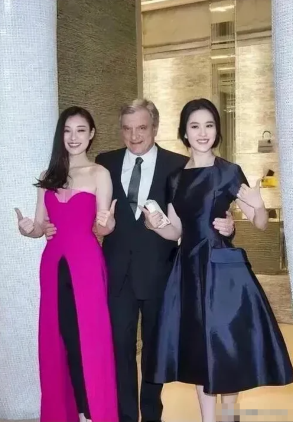 倪妮穿上这条玫瑰红礼服裙好美呀，配上长长的秀发，这身材完美了，竟比右边的刘亦菲更