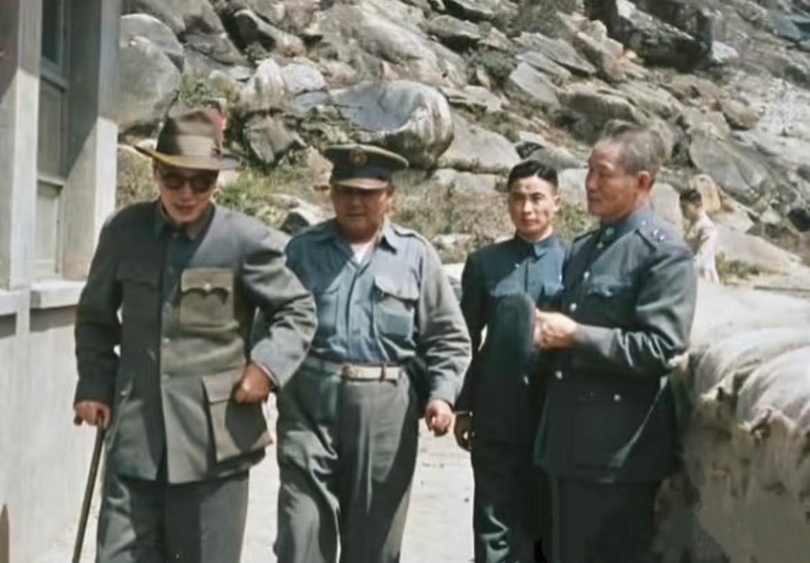 1950年代，蒋介石亲临金门前线督战，所谓的“国防部参军长”孙立人和金门防卫司令