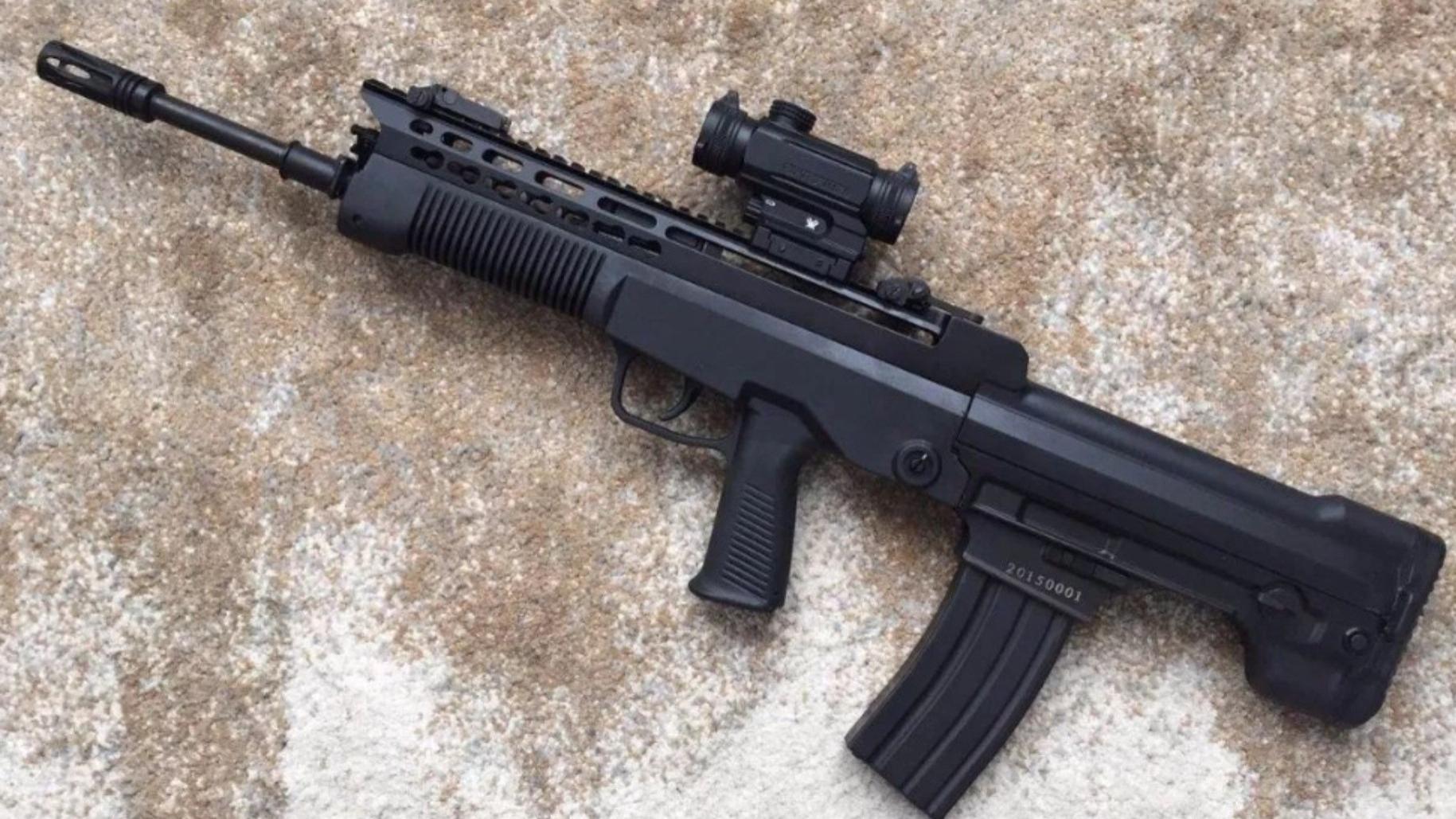 清一色“97式”步枪，如果不是臂章：你可能以为是我国的军队