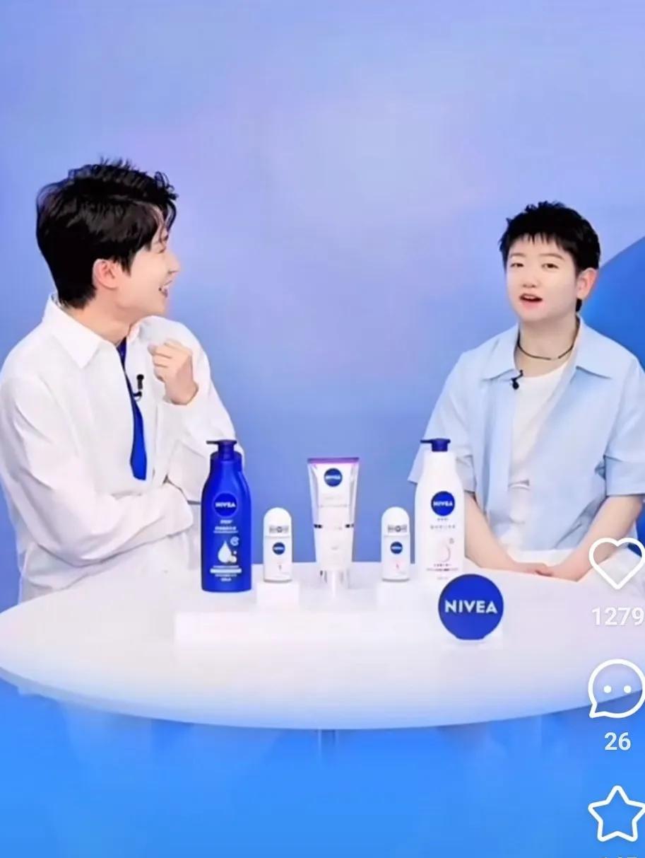 莎莎喜欢吃的水果：西瓜和蓝莓。
今晚莎莎在妮维雅的云见面会，这个妆造真好看，可可