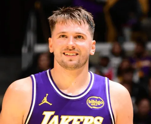 NBA常规赛，湖人后卫卢卡-东契奇首发出战39分钟，24投9中，三分球9投2中，