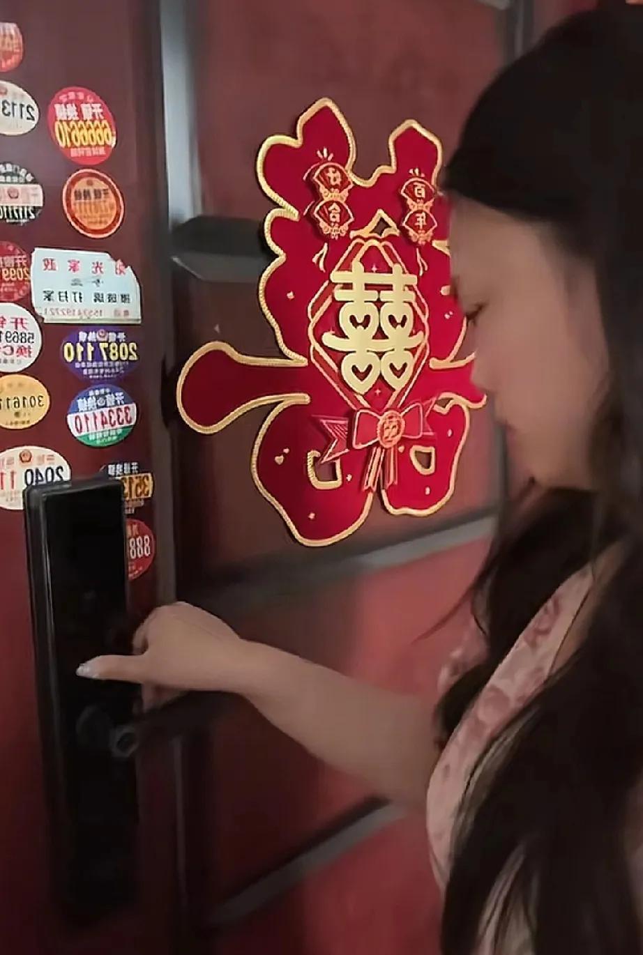 心酸，女子回门发现家里的锁的指纹没有了。
看到一女子吐槽，婚后回门，门上的大红喜