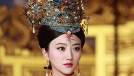 1711年，57岁的康熙翻了51岁德妃的牌子，太监愣了一下，提醒说：“皇上，德妃