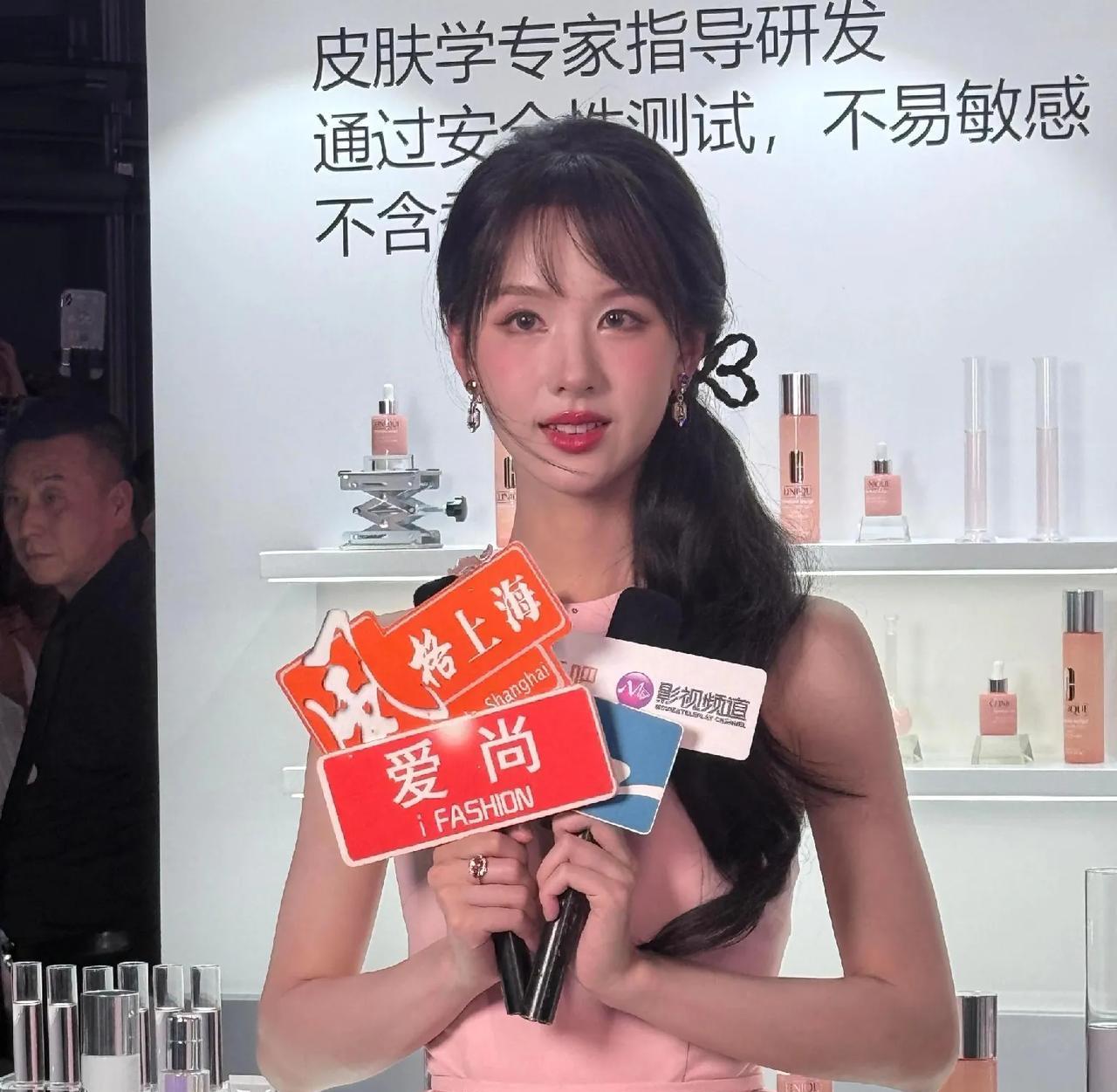 陈都灵这个妆容好奇怪，
生图确实不好看，眼妆和玻璃唇很显脏，腮红太红，造型看起来
