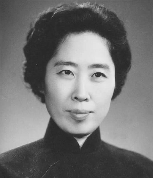 1979年，王光美出狱，第一个来访者竟是毛主席秘书叶子龙。



春日的阳光洒落
