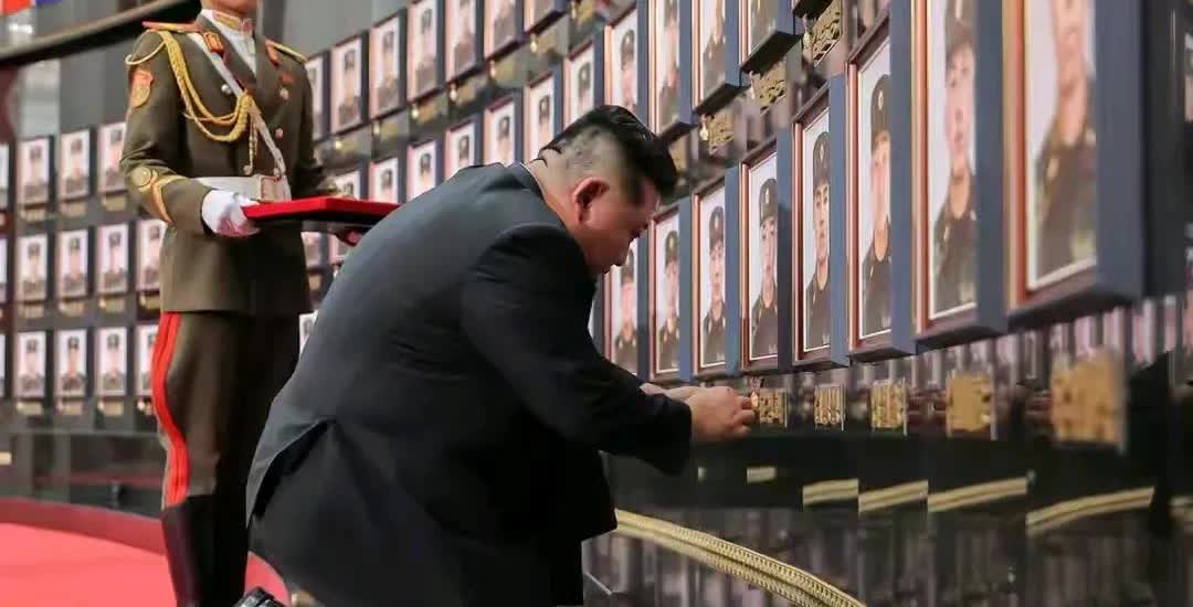 金同志垂泪为在国外作战中牺牲的烈士下跪，朝鲜这么小的国家，在列强夹逢中挣扎生存，