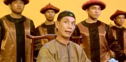 1993年，王晶开始筹拍电影《九品芝麻官》，可“李公公”一角找不到合适的人来演。