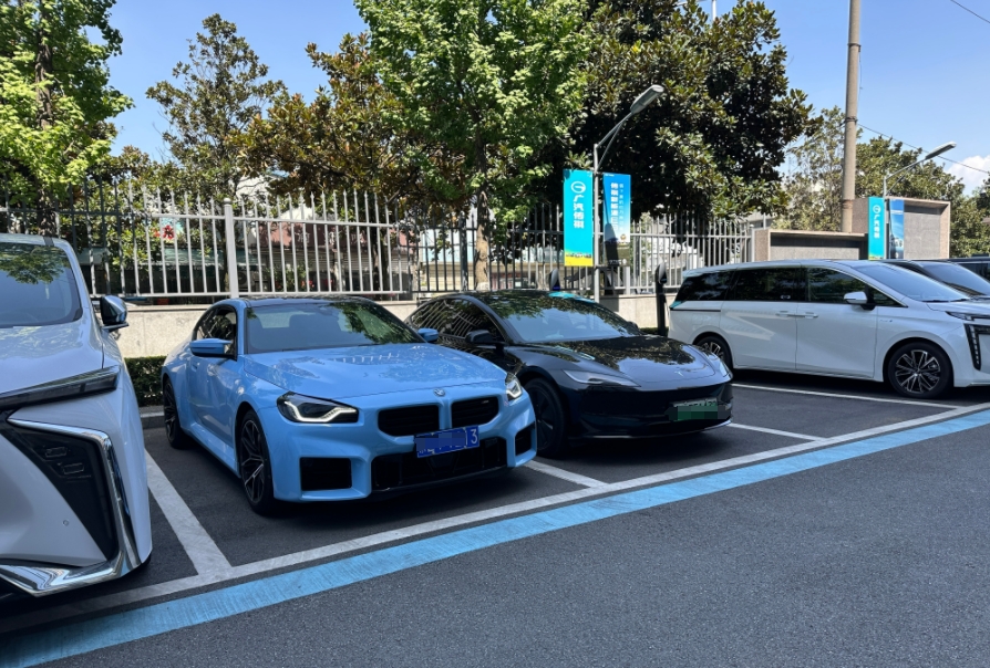 
开了十几年燃油车，换上特斯拉之后，感受完全不一样了。
这十几年早就习惯了听发动