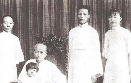 1921年，蒋介石为娶陈洁如，以刀相逼：“我今生只会爱你一个”，谁知短短6年后，