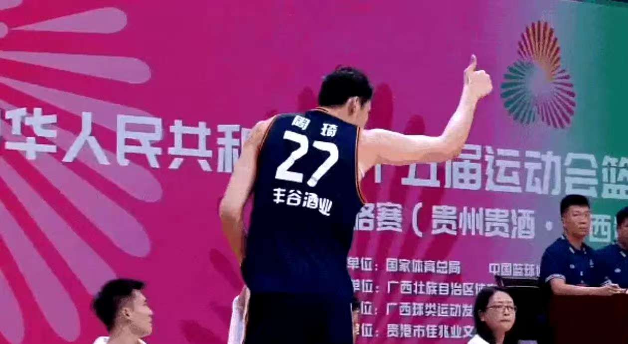 裁判抢戏周琦被逐，四川豪华之师惨败，后卫线薄弱是最大隐患