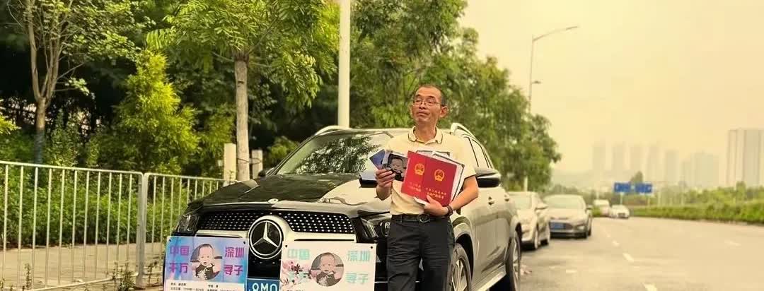 谢浩男爸爸是懂流量的，这张照片里他曾用炫富式的寻娃方法，让保持大家的关注热度。他