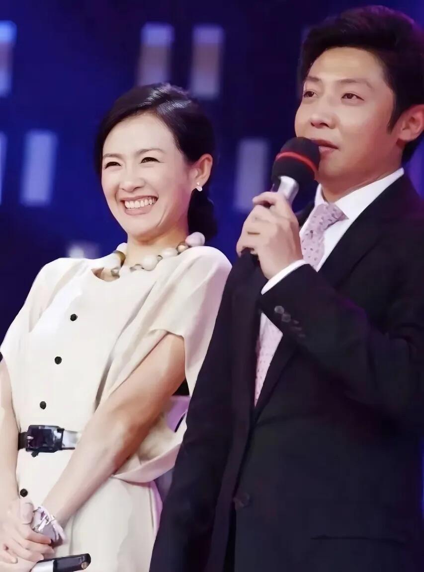 其实章子怡和他看起来才是般配的一对，郎才女貌，一个帅，一个笑起来迷人，只是没有缘